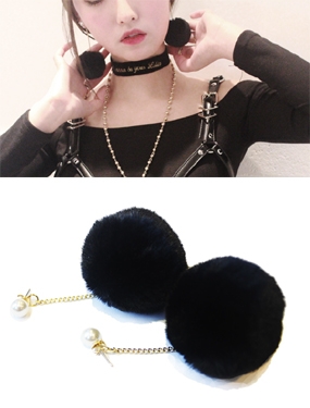 Mink pom pom earring (black)