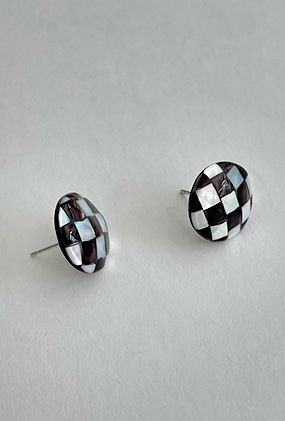 Nacre- checkerboard earring (소량 마지막 재입고)