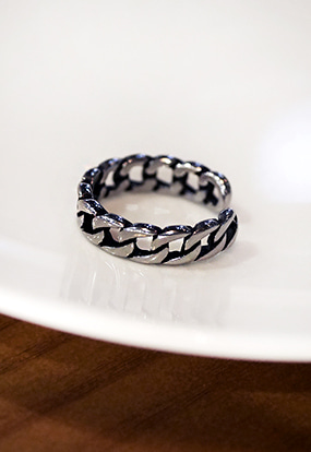 Black chain ring (surgical steel)