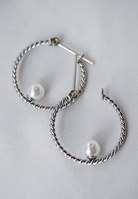 Pearl point round earring (surgical steel)