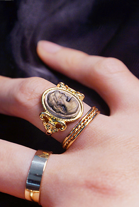 Antique gold cameo ring