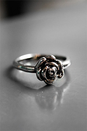 Petit rose vintage ring